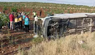 Tarım işçilerini taşıyan minibüs faciadan döndü: Araç şarampole uçtu