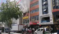 Van'da bar yangını paniği Çatıdaki iki kişi son anda kurtarıldı
