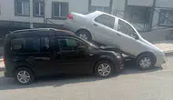 Küçükçekmece'de dik yokuşu çıkamayan otomobil aracın tepesine çıktı