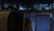 Kaza yaptı yetmedi yan yatan aracıyla yola devam etmek istedi