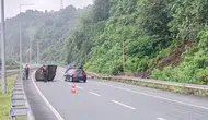 Rize sahil yolunda yamaçtan kopan dev kayalar trafiği kesti