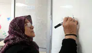 70 yaşında harfleri söktü Okumanın yaşı yok