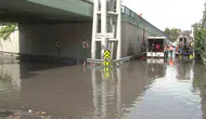 Güngören'de su basan alt geçit trafiği felç etti