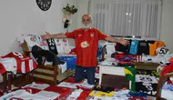 Bir gazetecinin evindeki 300 formadan oluşan futbol hafızası