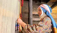 Atık poşetleri dokuma tezgahında sanata dönüştürüyor