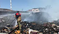 Buca sanayisinde çöplüğe dönen arazide dumanlar yükseldi