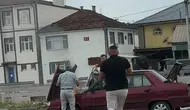 Yolda alev alan otomobile yoldan geçen sürücüden anında müdahale