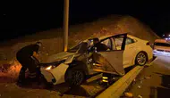 Siirt'te otomobil bariyerlere çarptıktan sonra alev aldı