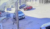 Eskişehir’de ara sokak kazası Hafif ticari araç yan yattı