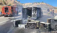 Bingöl yolunda klima taşıyan kamyonet tamamen yandı