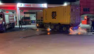 Yanan TIR ile şehre girdi ve itfaiye bahçesinde durdu