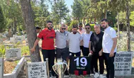 Şampiyonluk kupasını taraftarlar mezar başında andı