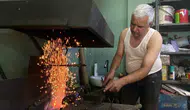 Sivaslı usta 60 derecelik atölyede çeliğe şekil veriyor