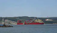 Dev boru döşeme gemisi Çanakkale Boğazı’nı geçiyor