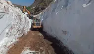 Yüksekova dağlarında temmuz sıcağında kar tünelleri açıldı