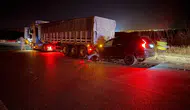 Yozgat yolunda otomobil tıra arkadan çarptı