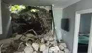 Giresun'da dev kaya parçası evin üzerine düştü