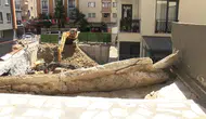 Kağıthane’de inşaat kazası Dozer balkonu yerle bir etti