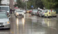 Bolu sokakları sağanak yağışla göle döndü