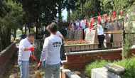 Bursa'da hükümlüler şehit kabirlerini temizledi