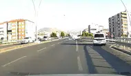 Kayseri'de sürücünün kontrolünü kaybettiği araç bariyerlere girdi