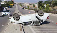 Karaman'da yoldan çıkan otomobil ters döndü