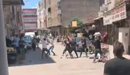 Viranşehir sokaklarında taşlı sopalı kavga anı kamerada