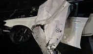 Sivas'ta yüksek hızlı kaza Otomobil traktöre çarpıp hurdaya döndü