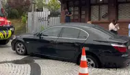 Eyüpsultan’da yol çöktü otomobil çukura gömüldü