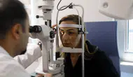 Kornea nakli bekleyen hastaya 10 saniyelik lazer mucizesi