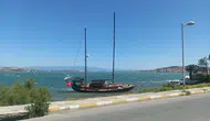 Ayvalık'ta rüzgar şiddetini artırdı tekne karaya sürüklendi