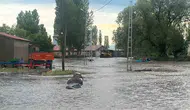 Kars Arpaçay'da sel suları yaşlı çifti evinde hapsetti