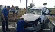 Muratlı'da kontrolden çıkan otomobil bariyerlere çarptı