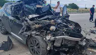 Burdur yolunda otomobil kamyonete çarptı