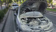 Batman Diyarbakır Caddesi'nde yanan araca vatandaşlar yetişti