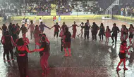 Hopa’da sağanak yağmur eğlenceyi durduramadı