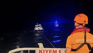 Çanakkale Boğazı'nda 9 kişinin olduğu tekne arızalandı