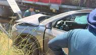 Hazar Gölü kıyısında raylara takılan araca tren çarptı
