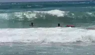 Alanya plajında dalgalara kapılan tatilciyi cankurtaranlar kurtardı
