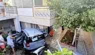 Didim’de kontrolden çıkan otomobil apartman bahçesine daldı