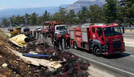 Mut yolunda sebze yüklü kamyon devrildi