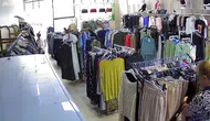 Elazığ’da bir kadın müşteri kıyafetleri çantasına doldurup dükkandan çıktı