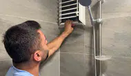 Adıyaman'da mahsur kalan güvercin için pencereyi yerinden söktü