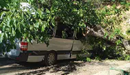 Hakkari Çukurca'da talihsiz kaza Park halindeki minibüs hurdaya döndü