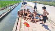 Adana kavruluyor çocuklar kanalı plaja çevirdi