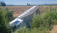 Manavgat'ta kamyonet sulama kanalına devrildi