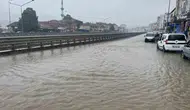 Samsun Kavak’ta aniden bastıran yağış yolları su altında bıraktı