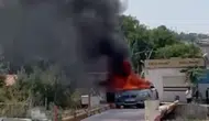 Diyarbakır'da trafikte seyreden otomobil yanarak kullanılamaz hale geldi
