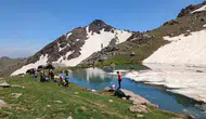 Hakkari’nin 3 bin metre üzerindeki buzlu gölünde serinlediler