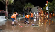 Ayvalık sokaklarını gece temizliği ile yenilediler